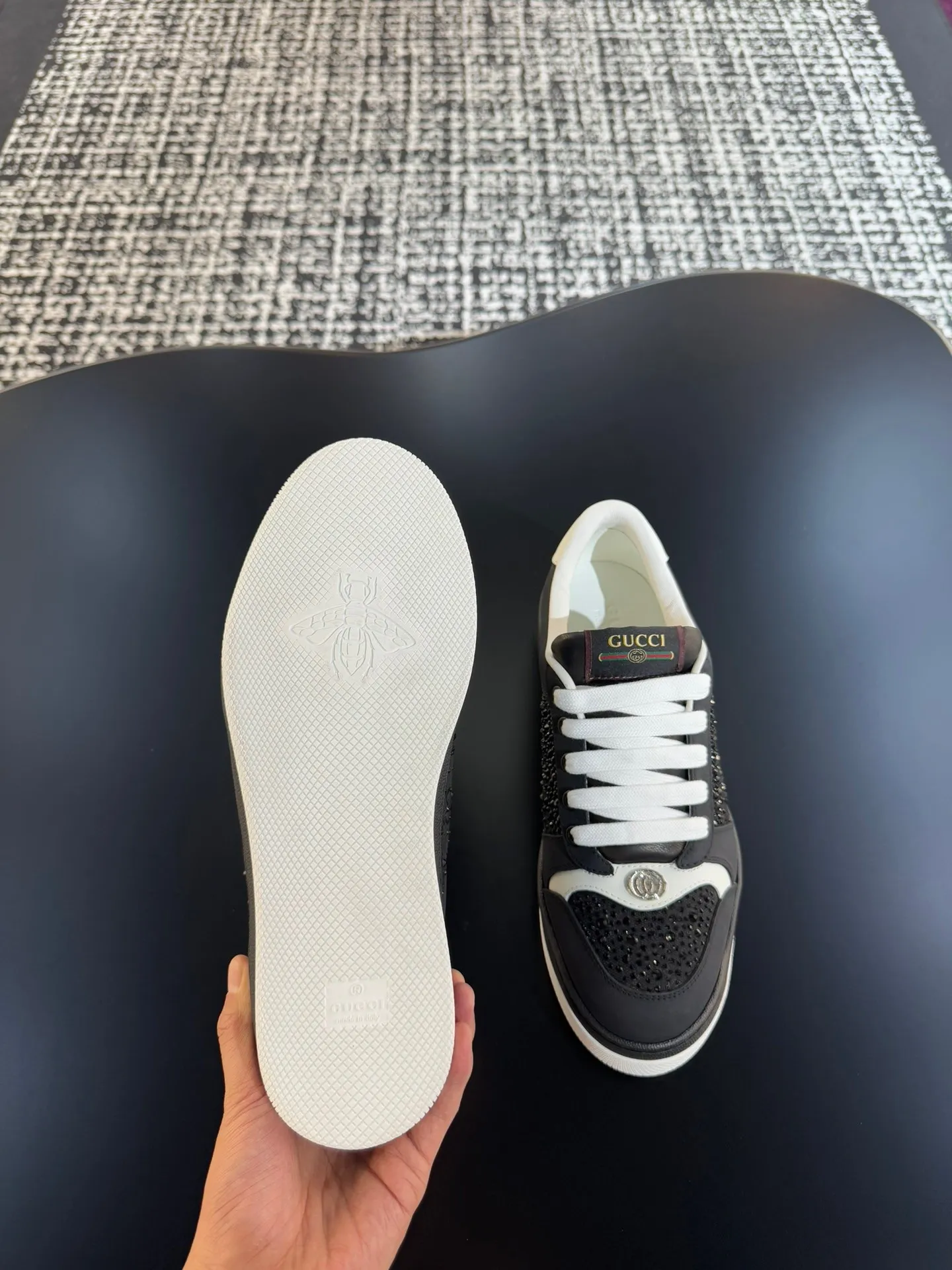 P600 Ceiling Level🔥🔥GUC**🔥🔥Screener Series Couple Decorated Web Sneakers This single product is from the Gucci Lido series, and its design is inspired by the summer style and beach clubs of the Italian coast. The Screener series of sneakers are inspired by classic sneakers from the 1970s, and the name is taken from the defensive moves in sports. This 2024 early autumn series of shoes is crafted from black rubber (a technical and malleable opaque material), with striped webbing on both sides and a Gucci printed embossed logo on the heel. Male 39-44 (customized at 38.45)